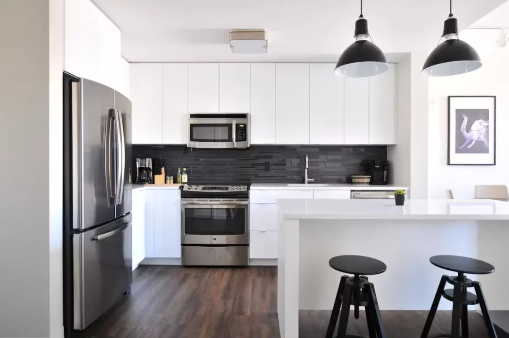Cuisine moderne équipée : logement idéal pour les grands événements MEL Airbnb à Lille.