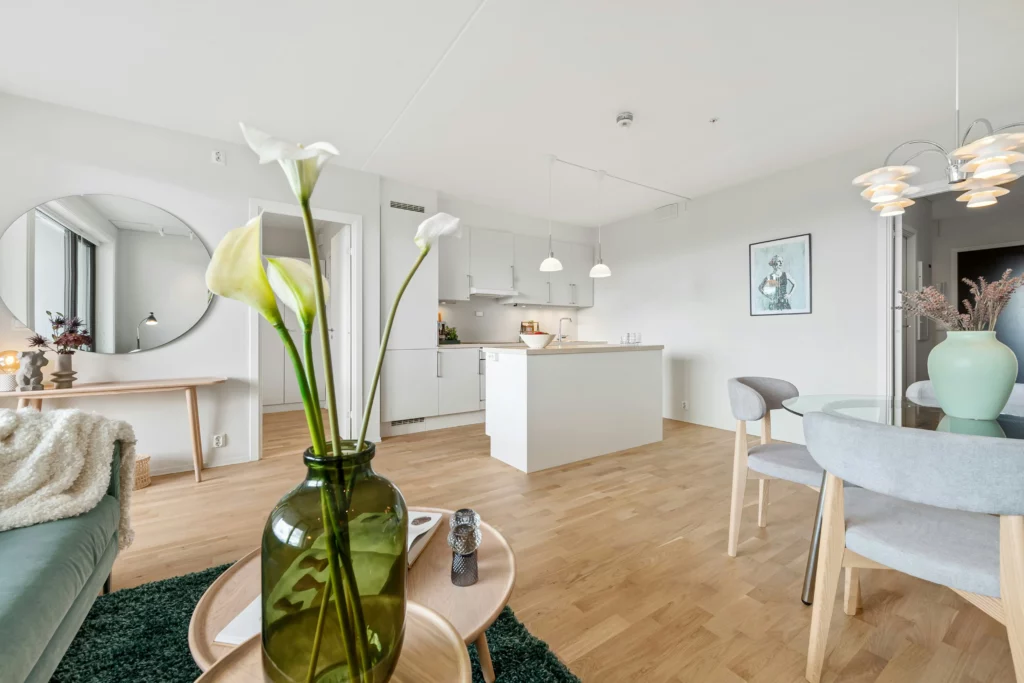 Chambre moderne meublée avec espace bureau, idéale pour le tourisme d'affaires dans la MEL.